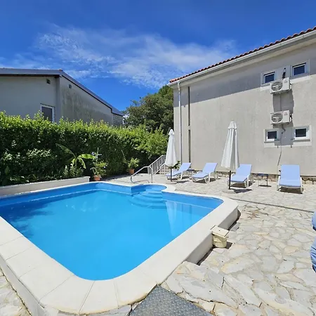 Mirko1 Mit Gemeinschaftlichem Pool By Interhome